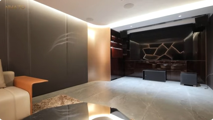 Tầng hầm ngoài để xe còn có phòng karaoke hiện đại, phục vụ nhu cầu giải trí của gia đình. Ảnh chụp màn hình NhaTo