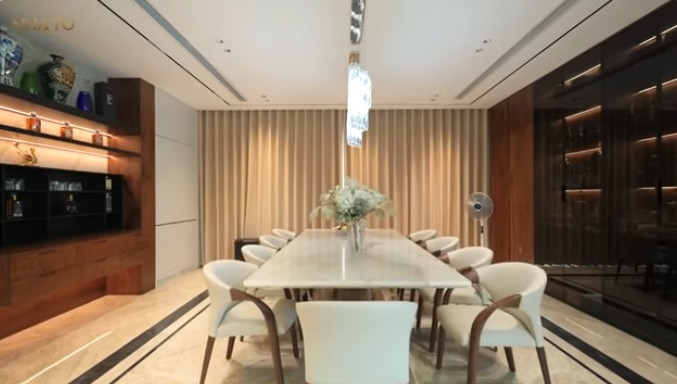 Bộ bàn ăn lớn sử dụng mặt đá nguyên khối. Ảnh chụp màn hình NhaTo