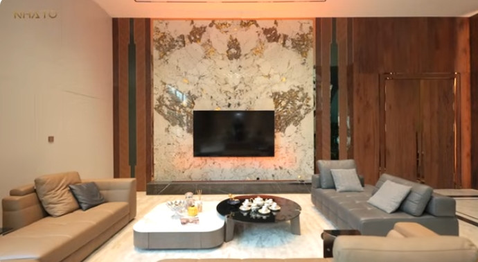 Không gian phòng khách ấm cúng bộ sofa lớn. Ảnh chụp màn hình NhaTo