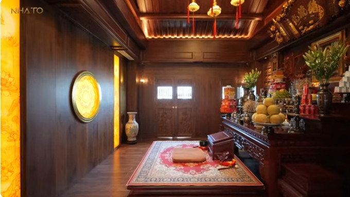 Tầng 3 còn có phòng thờ với phần mái bằng gỗ lim, ước tính trị giá khoảng 10 tỷ đồng. Ảnh chụp màn hình NhaTo