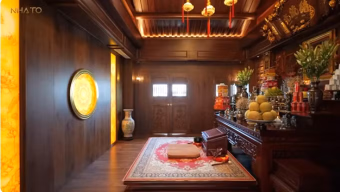 Tầng 3 còn có phòng thờ với phần mái bằng gỗ lim, ước tính trị giá khoảng 10 tỷ đồng. Ảnh chụp màn hình NhaTo