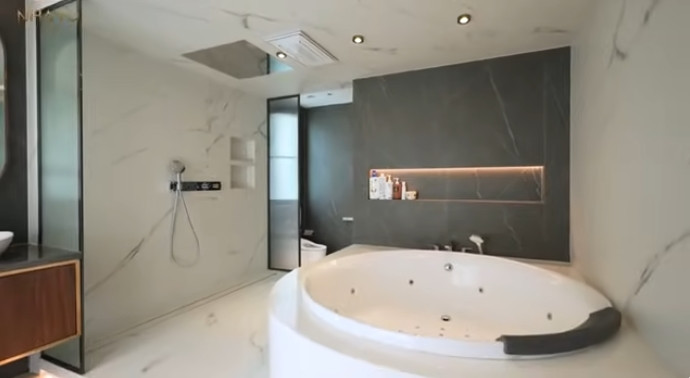 Phòng tắm được trang bị nội thất sang trọng và đắt tiền. Ảnh chụp màn hình NhaTo