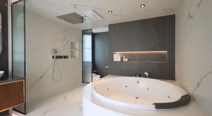 Phòng tắm được trang bị nội thất sang trọng và đắt tiền. Ảnh chụp màn hình NhaTo