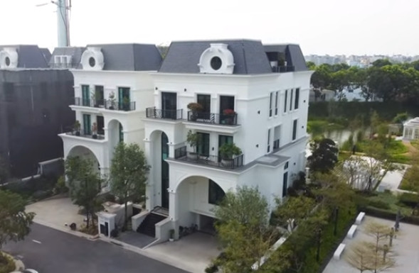 Mới đây, kênh YouTube NhaTo giới thiệu căn biệt thự bề thế trong một khu đô thị cao cấp tại Hà Nội. Công trình được trên khu đất rộng hơn 350m2, diện tích xây dựng một sàn là 148m2. Ảnh chụp màn hình NhaTo