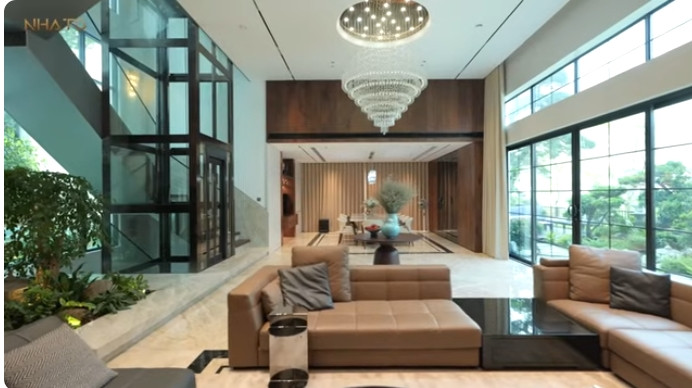 Bên trong nhà vô cùng thoáng đãng nhờ trần cao hơn 4 mét và hệ thống cửa kính cách âm lớn. Ảnh chụp màn hình NhaTo