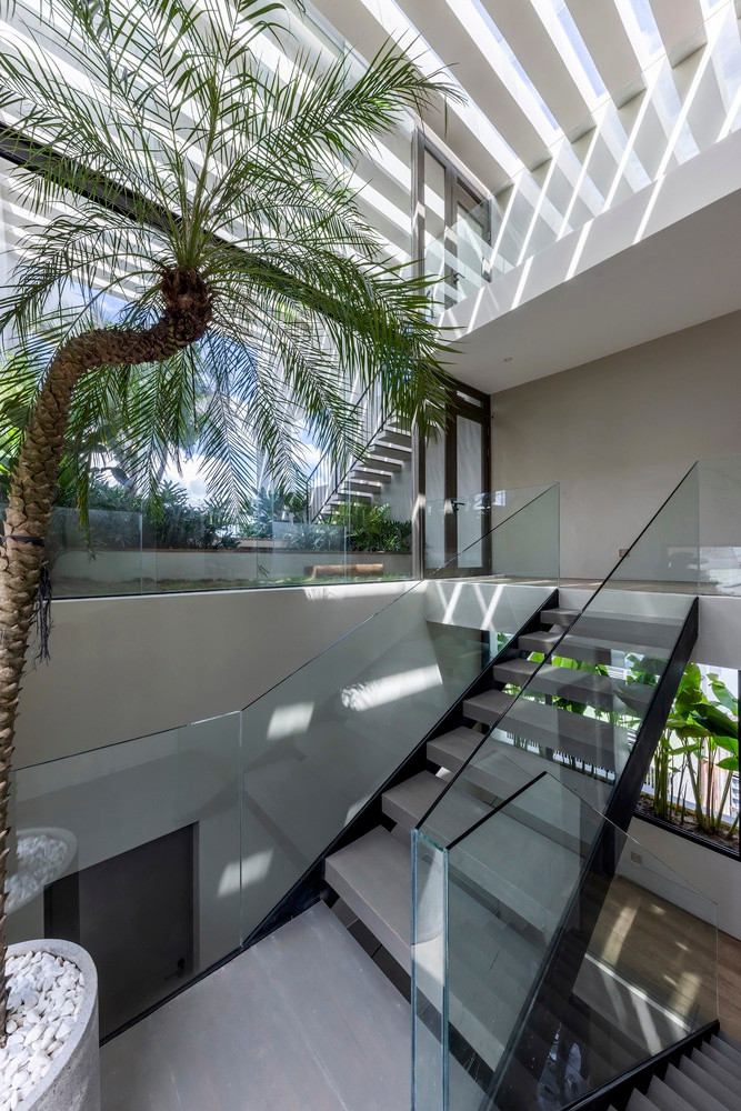 Điều này không chỉ giảm mức tiêu thụ năng lượng mà còn tạo ra hiệu ứng ánh sáng độc đáo, kết nối không gian nội thất gần gũi với thiên nhiên. Ảnh: Hiroyuki Oki