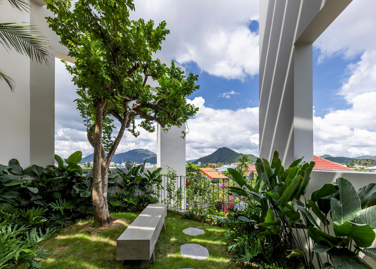 Điểm nhấn của công trình là việc bố trí các vườn cây xanh xung quanh phòng ngủ và khu vực vệ sinh. Ảnh: Hiroyuki Oki