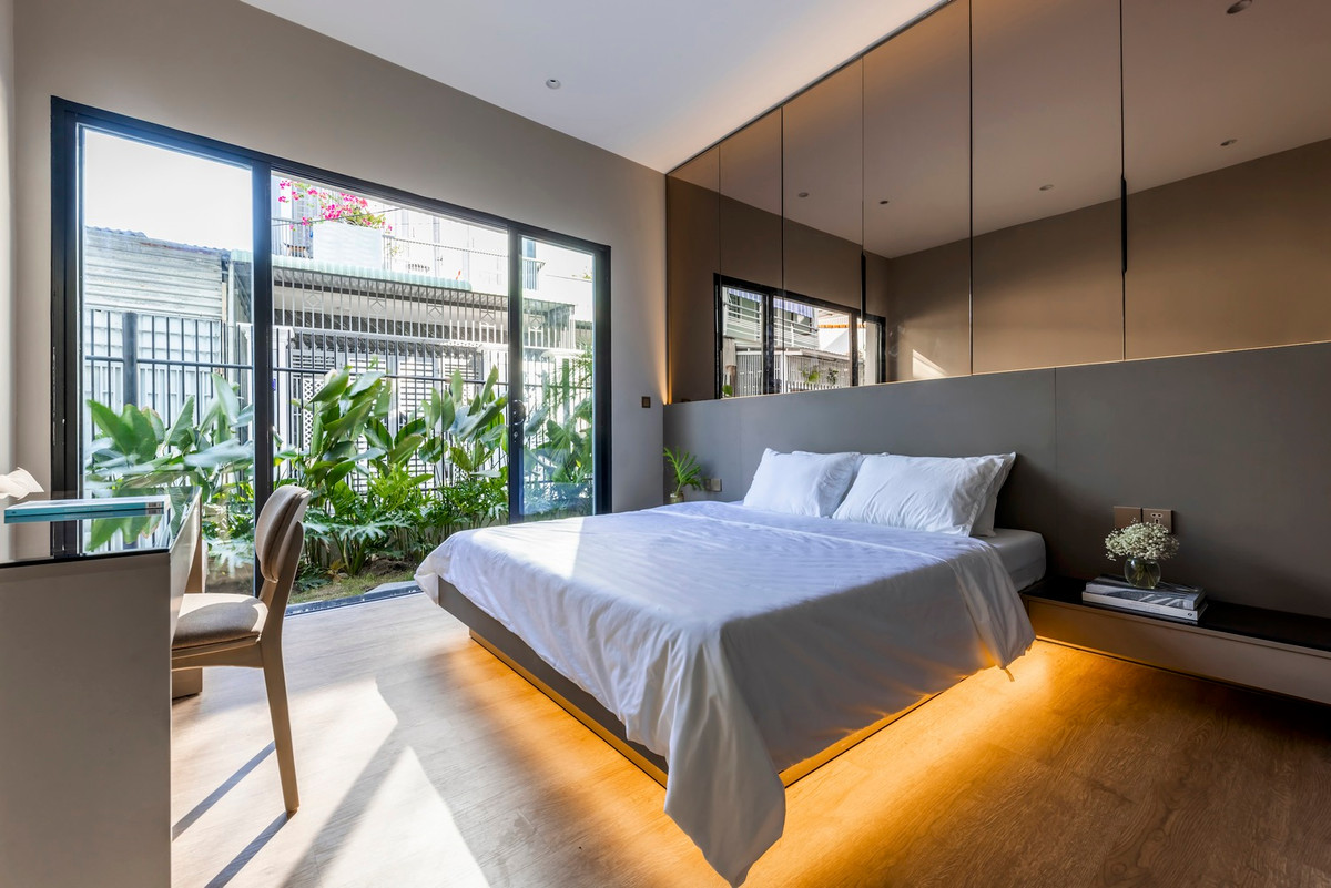 Tại phòng ngủ chính đặt ở tầng cao nhất, một thiên đường xanh mát hiện ra như một bức tranh sống động. Khu vườn biến phòng ngủ chính thành ốc đảo thư giãn tinh tế và độc đáo. Ảnh: Hiroyuki Oki