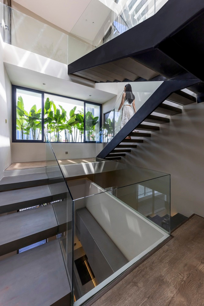 Những bức tường kính tạo sự liền mạch và mang đến cảm giác rộng thoáng. Ảnh: Hiroyuki Oki