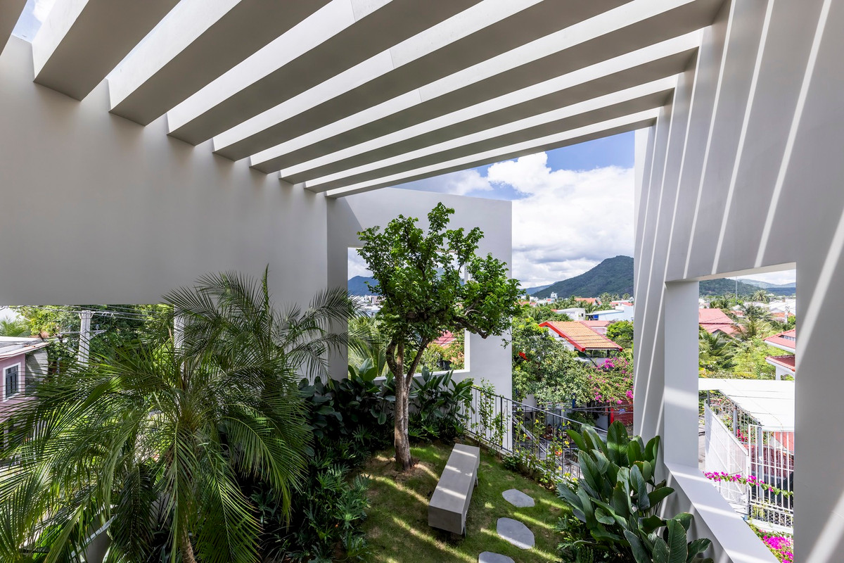 Một trong những ưu điểm của ngôi nhà là khả năng tự nhiên hóa không gian sống. Bằng cách đưa ánh sáng tự nhiên qua các tấm kính lớn, giếng trời vàcửa kính, thiết kế không chỉ tạo ra một bức tranh toàn cảnh nghệ thuật mà còn giảm đáng kể sự phụ thuộc ánh sáng nhân tạo vào ban ngày. Ảnh: Hiroyuki Oki