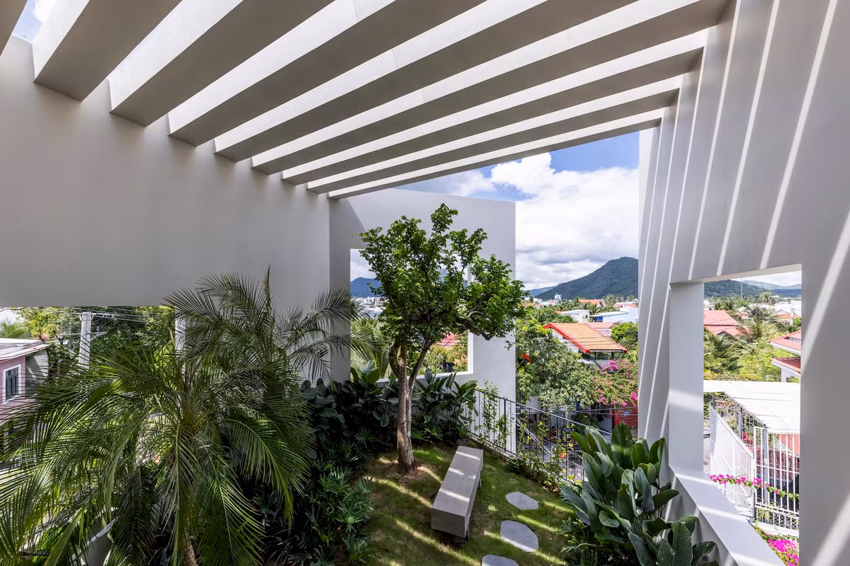 Một trong những ưu điểm của ngôi nhà là khả năng tự nhiên hóa không gian sống. Bằng cách đưa ánh sáng tự nhiên qua các tấm kính lớn, giếng trời vàcửa kính, thiết kế không chỉ tạo ra một bức tranh toàn cảnh nghệ thuật mà còn giảm đáng kể sự phụ thuộc ánh sáng nhân tạo vào ban ngày. Ảnh: Hiroyuki Oki