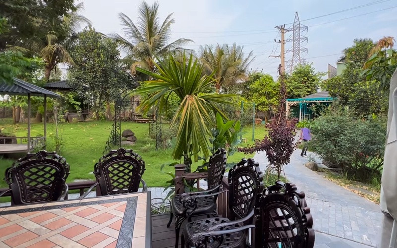 Quang cảnh xung quanh ngôi nhà thoáng mát, xanh sạch đẹp khiến nhiều người ngỡ như một khu resort. Ảnh: FBNV