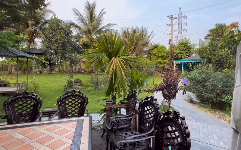 Quang cảnh xung quanh ngôi nhà thoáng mát, xanh sạch đẹp khiến nhiều người ngỡ như một khu resort. Ảnh: FBNV