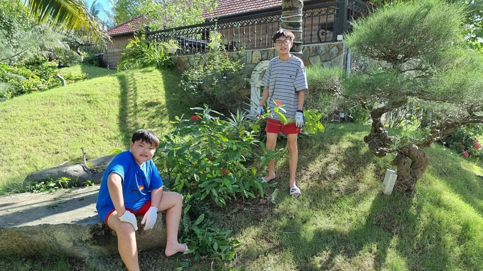 Những lúc rảnh rỗi, các con Xuân Bắc thích thú với công việc làm vườn. Ảnh: Vietnamnet