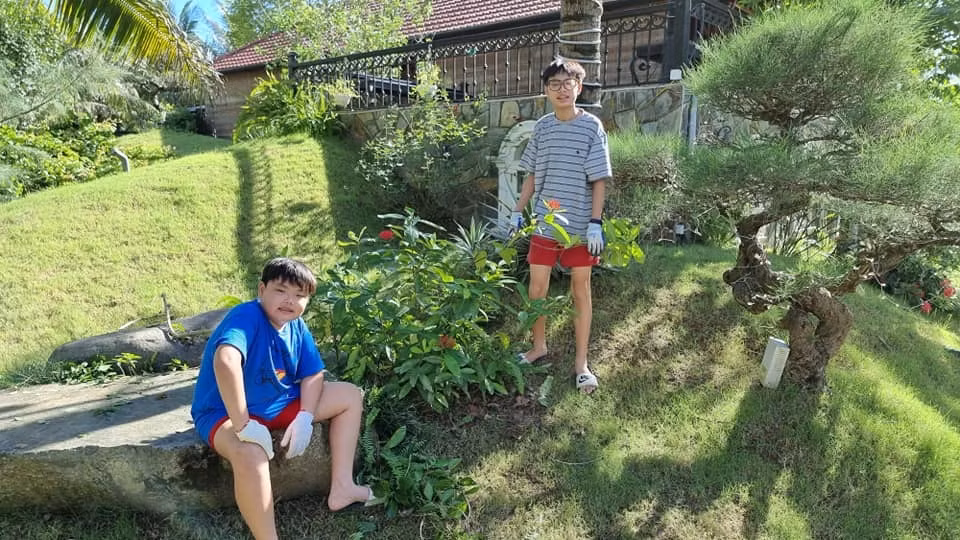 Những lúc rảnh rỗi, các con Xuân Bắc thích thú với công việc làm vườn. Ảnh: Vietnamnet