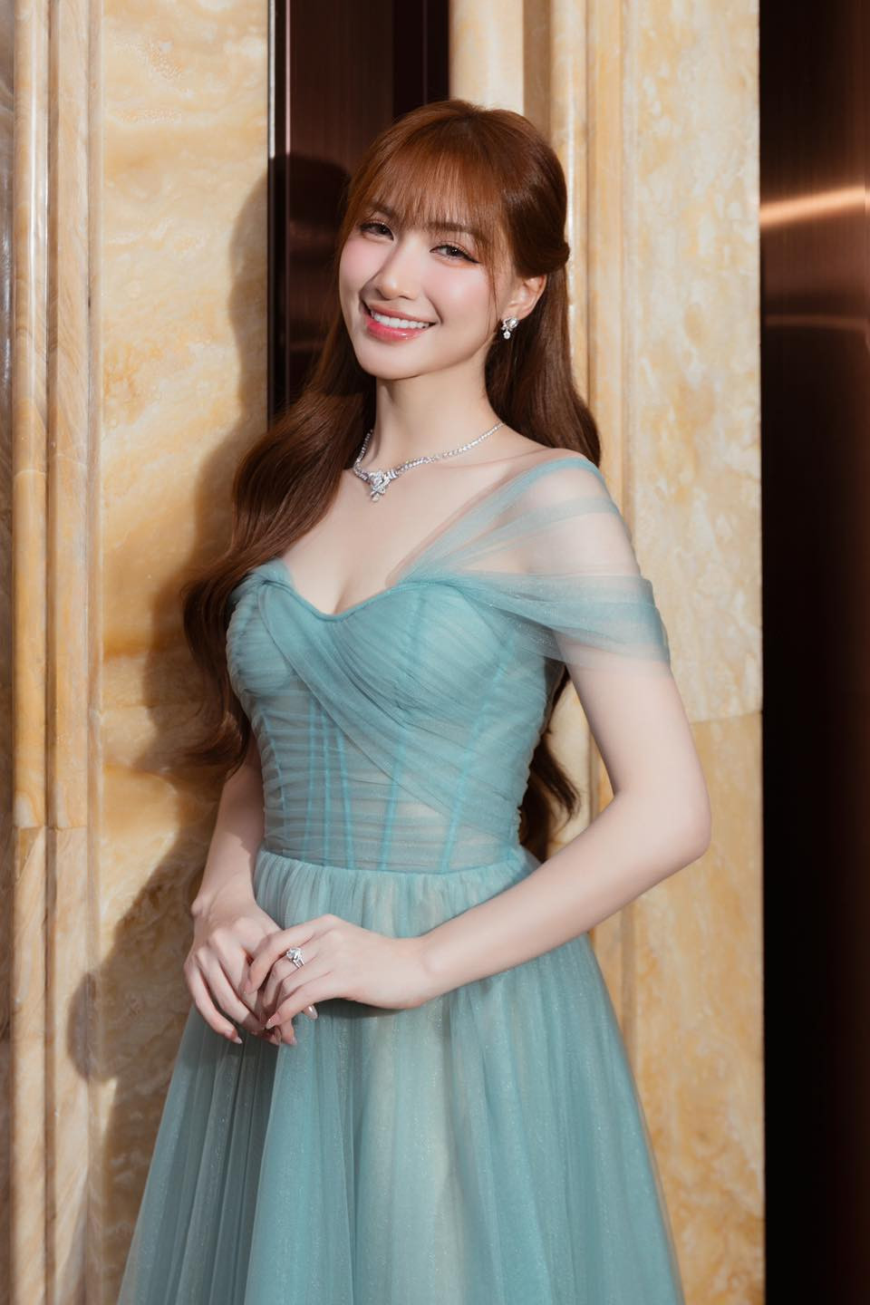 Ngoài ra, Hòa Minzy còn chăm chỉ kinh doanh và có một cửa hàng thời trang online. Ảnh: FB Hòa Minzy