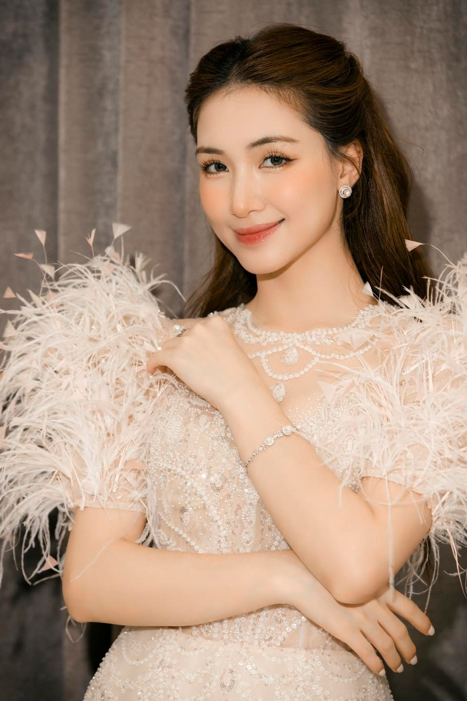 Chia sẻ về thu nhập của mình, Hòa Minzy từng tiết lộ, công việc ca hát và đi diễn không mang lại thu nhập cố định; có khi chỉ vài ba ngày đã kiếm được 500 triệu hoặc chỉ cần ký một hợp đồng là có ngay 500 triệu, nhưng cũng có những tháng không có show diễn, thu nhập hoàn toàn bằng không. Ảnh: FB Hòa Minzy