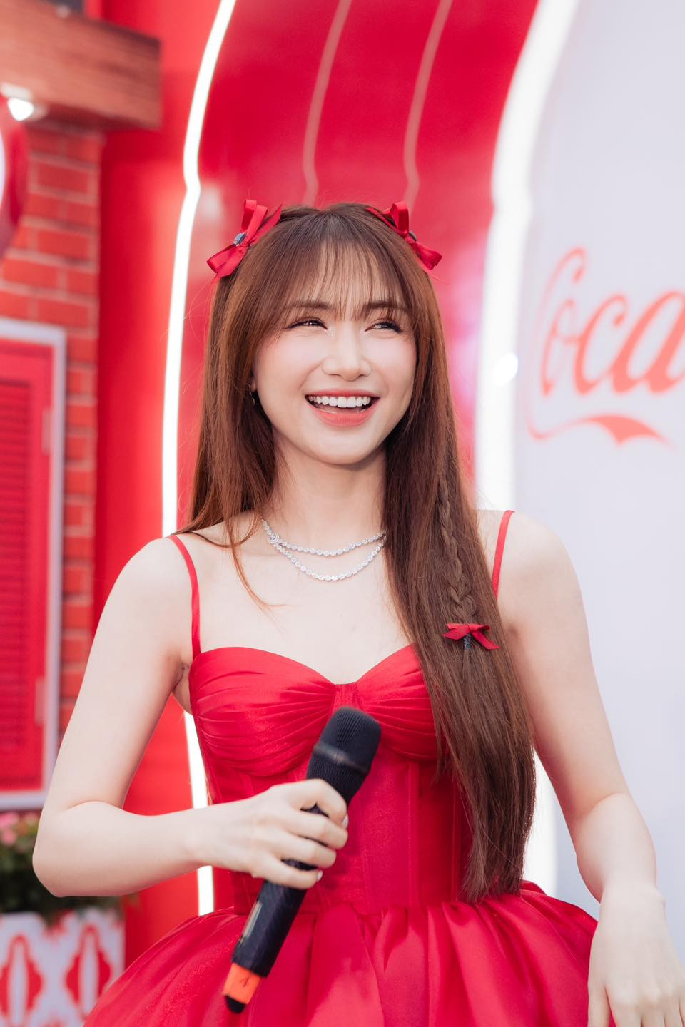 Vừa qua, Hòa Minzy ủng hộ 500 triệu, góp phần giúp nhiều người vượt qua giai đoạn khó khăn sau bão. Ngoài ra, nữ ca sĩ còn đóng góp doanh thu bán hàng từ 14/9 đến 20/9 để ủng hộ người dân chịu ảnh hưởng từ bão số 3. Ảnh: FBNV