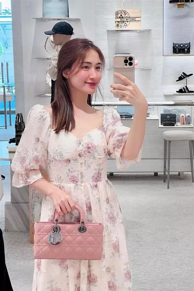 Nữ ca sĩ cũng được biết đến là một tín đồ hàng hiệu với bộ sưu tập túi xách đắt đỏ từ các thương hiệu nổi tiếng như Dior, Chanel...Ảnh: FBNV
