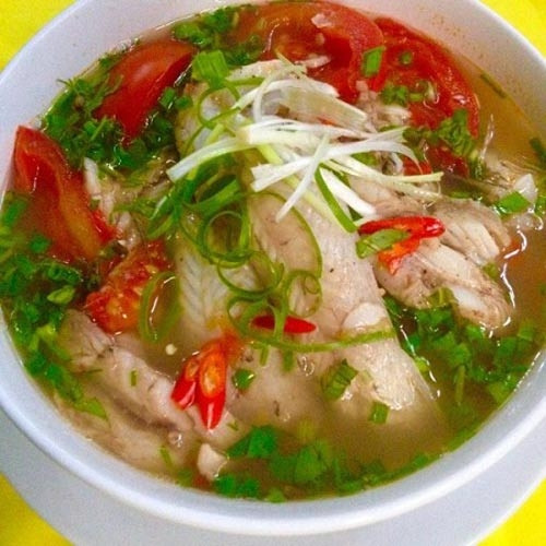 Nhưng đơn giản và giữ được trọn vẹn hương vị nhất vẫn là món canh cá khoai. Ảnh: Người lao động