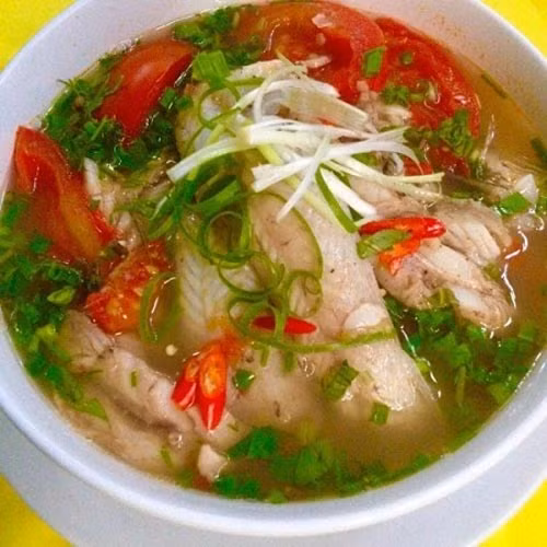 Nhưng đơn giản và giữ được trọn vẹn hương vị nhất vẫn là món canh cá khoai. Ảnh: Người lao động