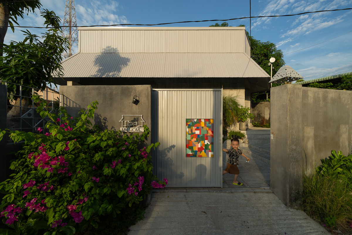 Tọa lạc tại xã Bình Minh, huyện Thăng Bình, tỉnh Quảng Nam, ngôi nhà "đội nón" là tên gọi vui mà mọi người trong gia đình lần đầu nhìn thấy hình dáng của nó. Ảnh: Quang Trần