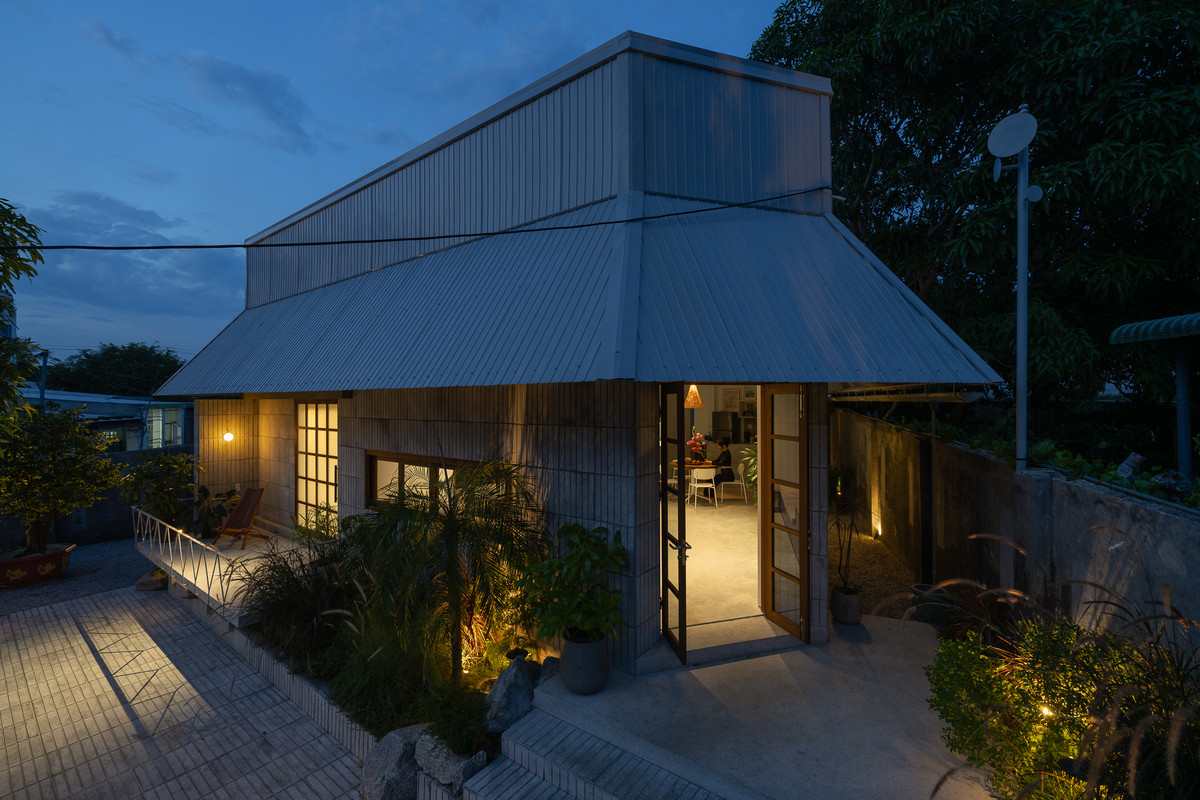 Với kinh phí hạn chế, trên nền móng bê tông cốt thép, gia chủ ưu tiên tập trung cho việc hình thành hệ mái tôn cùng hàng hiên bao quanh công trình. Ảnh: Quang Trần