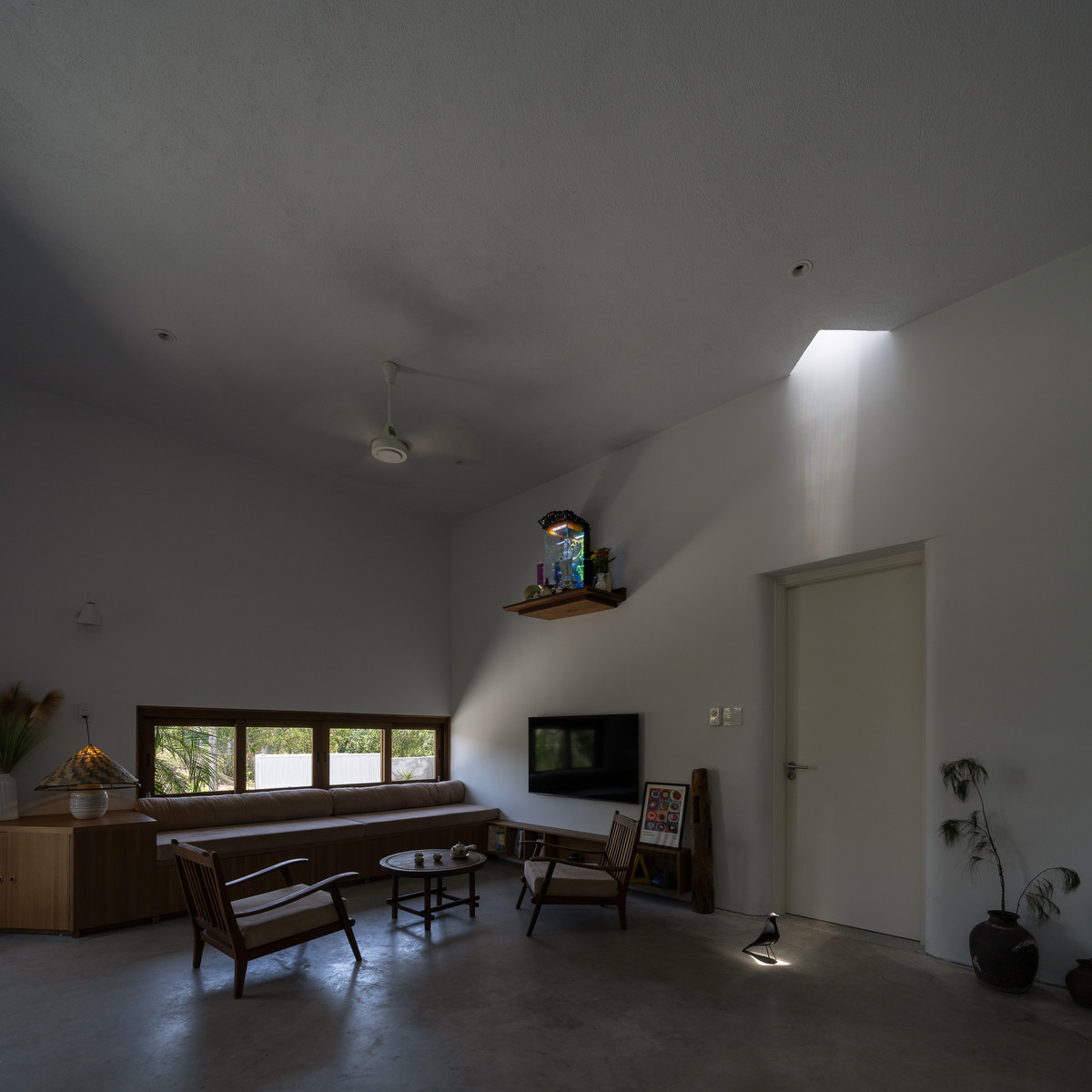 Không gian sinh hoạt chính được mở tối đa, gắn kết với sân vườn bên ngoài. Ảnh: Quang Trần