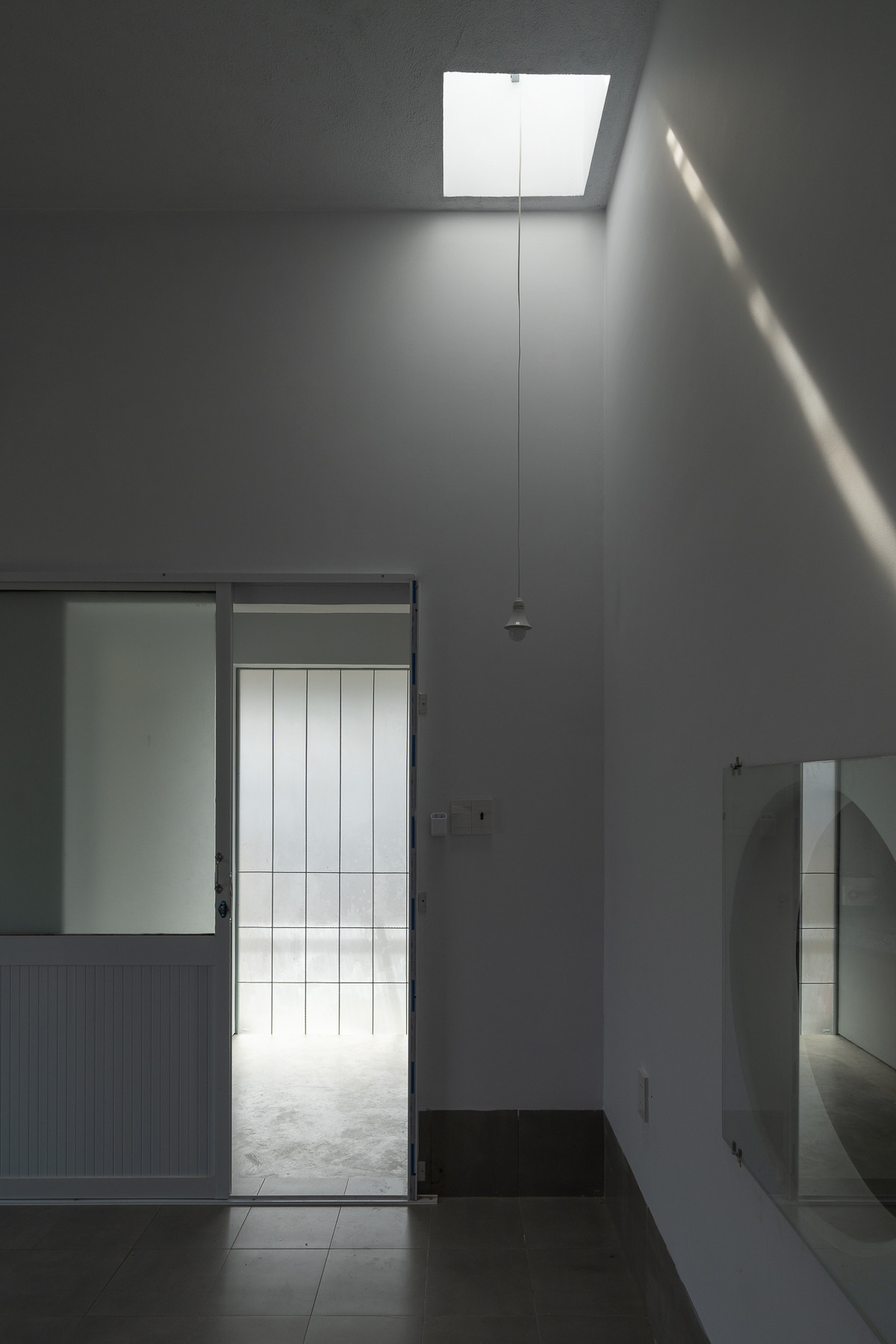 Phía trên là các điểm sáng nhỏ giúp đưa ánh sáng tự nhiên len lỏi vào từng không gian, tạo nhiều khoảnh khắc sinh động trong ngày. Ảnh: Quang Trần