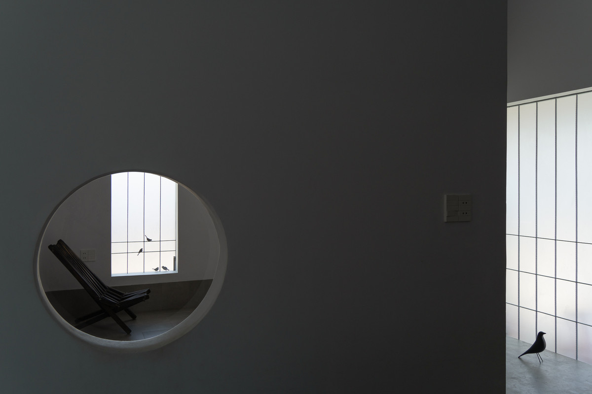 Thông qua ô cửa sổ nhỏ, các thành viên có nhiều không gian để tương tác. Ảnh: Quang Trần