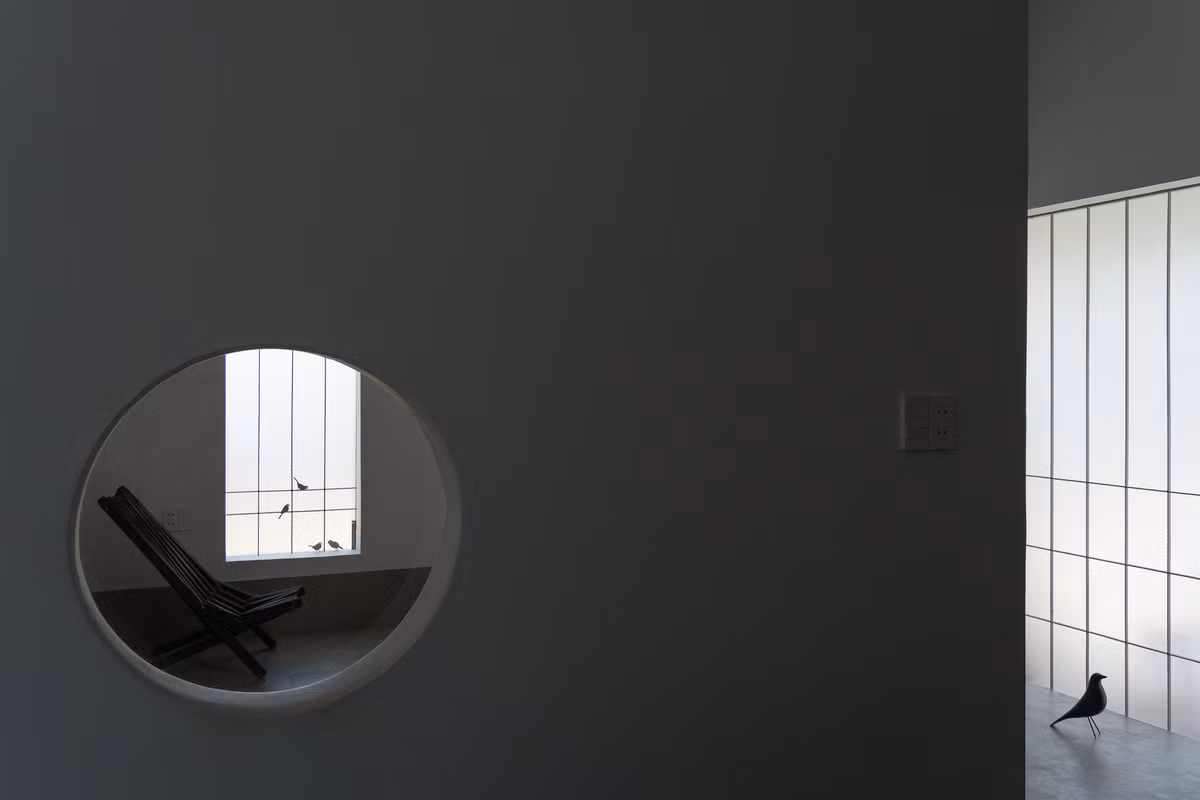 Thông qua ô cửa sổ nhỏ, các thành viên có nhiều không gian để tương tác. Ảnh: Quang Trần