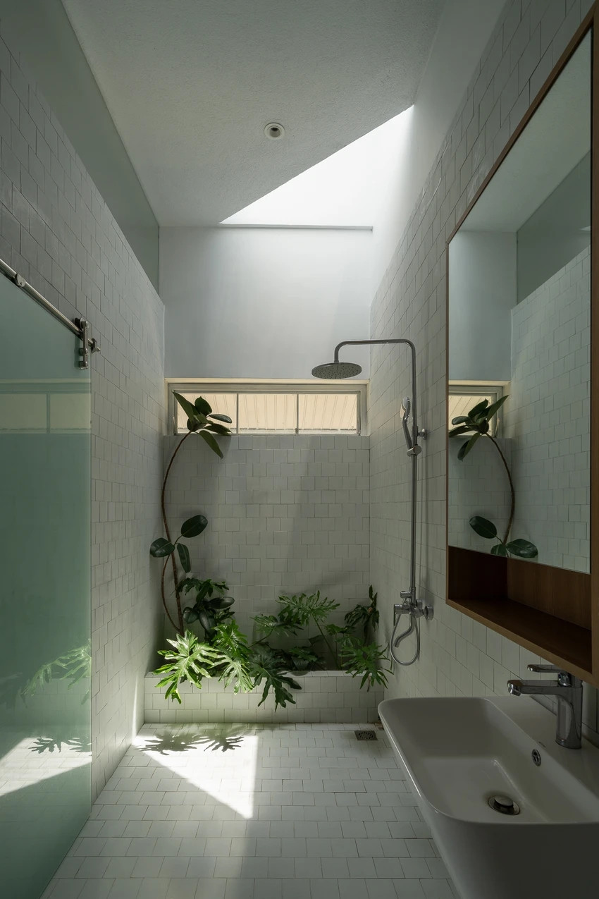 Phòng tắm nhỏ đầy đủ ánh sáng và cây xanh. Ảnh: Quang Trần