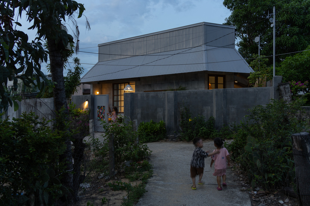 Nhìn từ bên ngoài, căn nhà không khác một chiếc nón khổng lồ. Ảnh: Quang Trần