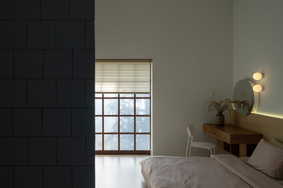 Phòng ngủ tối giản, tận dụng nguồn sáng tự nhiên từ bên ngoài. Ảnh: Quang Trần