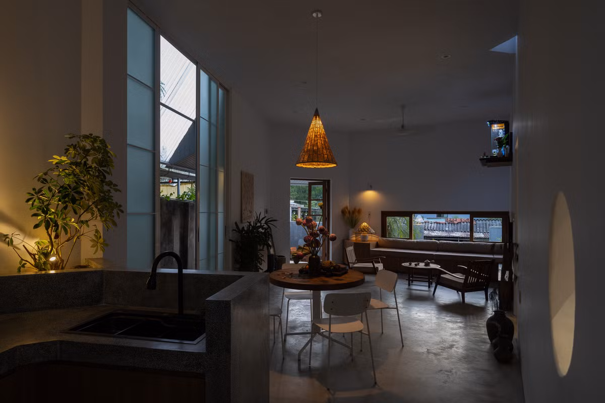 Với diện tích xây dựng 80m2, hình dáng ngôi nhà được tạo hình nương theo dáng đất. Ảnh: Quang Trần