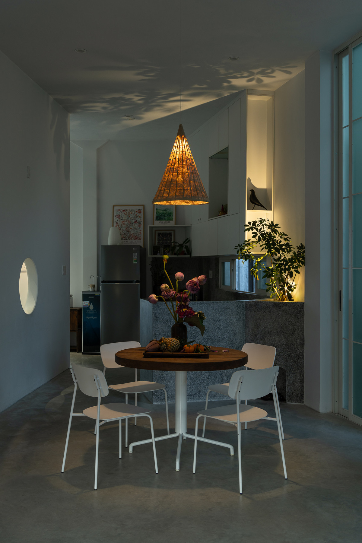 Từ đó, kiến trúc sư phân bố chức năng vừa đủ ở không gian phòng khách, phòng ăn, bếp, tối ưu hóa diện tích xây dựng nhưng vẫn đảm bảo được không gian sử dụng. Ảnh: Quang Trần