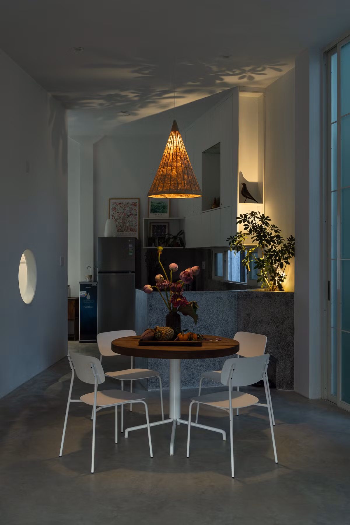 Từ đó, kiến trúc sư phân bố chức năng vừa đủ ở không gian phòng khách, phòng ăn, bếp, tối ưu hóa diện tích xây dựng nhưng vẫn đảm bảo được không gian sử dụng. Ảnh: Quang Trần