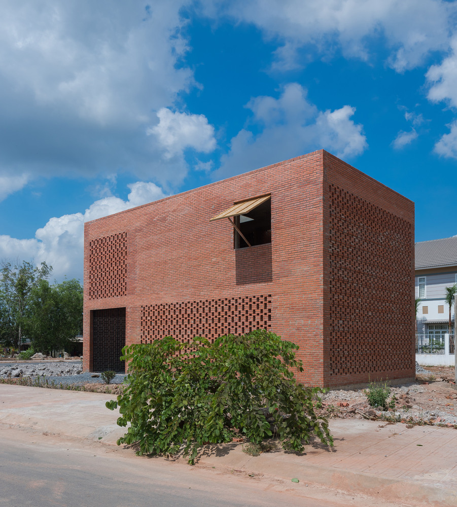 Nằm trong khu dân cư mới tại huyện Long Thành (tỉnh Đồng Nai), ngôi nhà được thiết kế cho một cặp vợ chồng mới cưới. Ảnh: Triệu Chiến