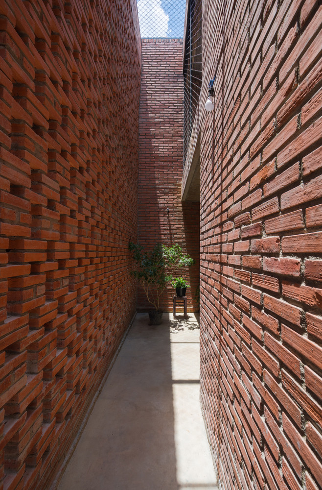 Sân trước và sân sau là không gian đệm giúp giảm nhiệt từ môi trường bên ngoài. Ảnh: Triệu Chiến