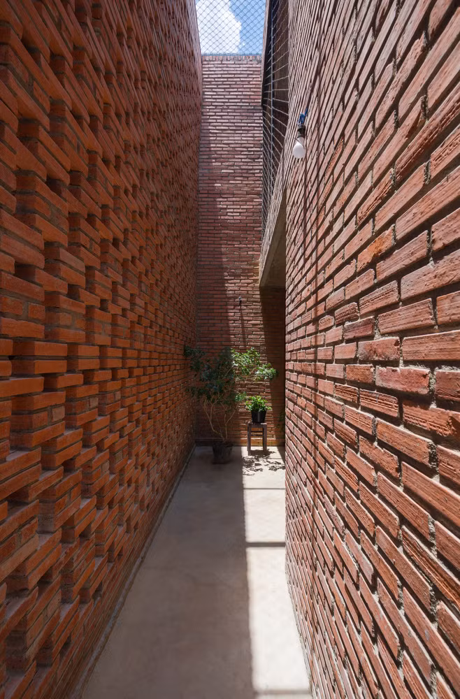 Sân trước và sân sau là không gian đệm giúp giảm nhiệt từ môi trường bên ngoài. Ảnh: Triệu Chiến