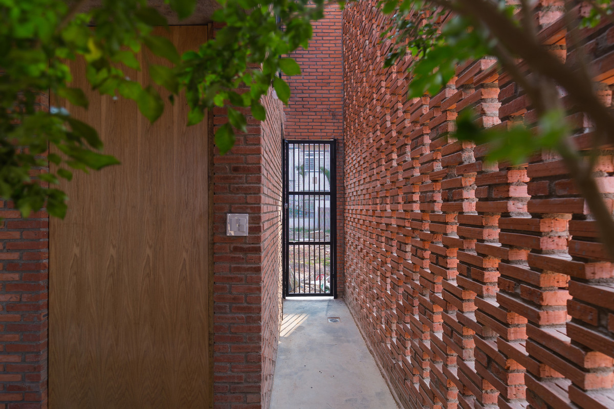 Sân trước là nơi thư giãn như uống cà phê buổi sáng. Đây là nơi gió, ánh sáng mặt trời và bóng râm của bức tường gạch gặp nhau. Ảnh: Triệu Chiến