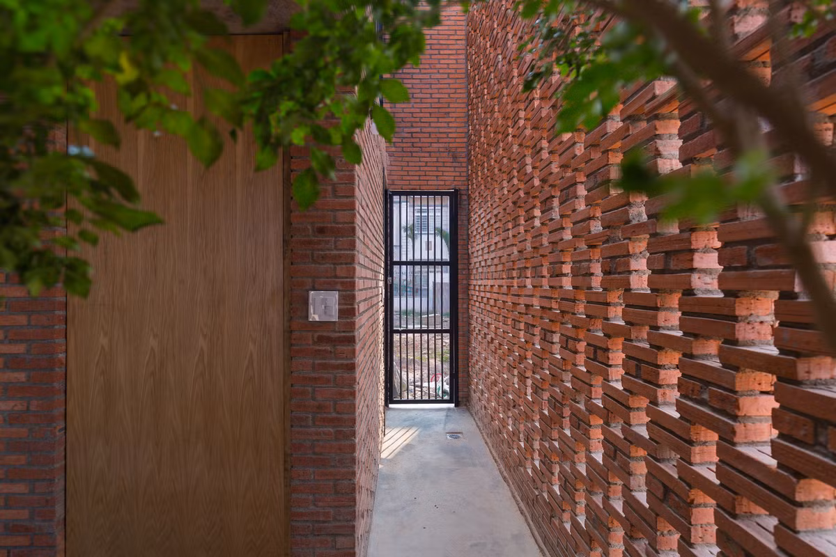 Sân trước là nơi thư giãn như uống cà phê buổi sáng. Đây là nơi gió, ánh sáng mặt trời và bóng râm của bức tường gạch gặp nhau. Ảnh: Triệu Chiến