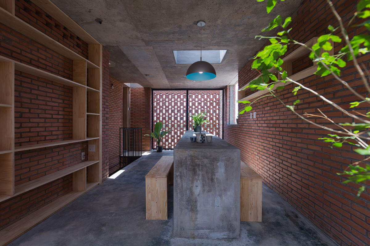 Ngôi nhà gồm 2 tầng, trong đó tầng trệt là không gian đa chức năng, được sử dụng để tụ tập bạn bè và làm quán cà phê nhỏ trong tương lai. Ảnh: Triệu Chiến