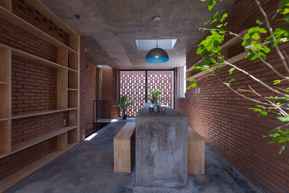 Ngôi nhà gồm 2 tầng, trong đó tầng trệt là không gian đa chức năng, được sử dụng để tụ tập bạn bè và làm quán cà phê nhỏ trong tương lai. Ảnh: Triệu Chiến