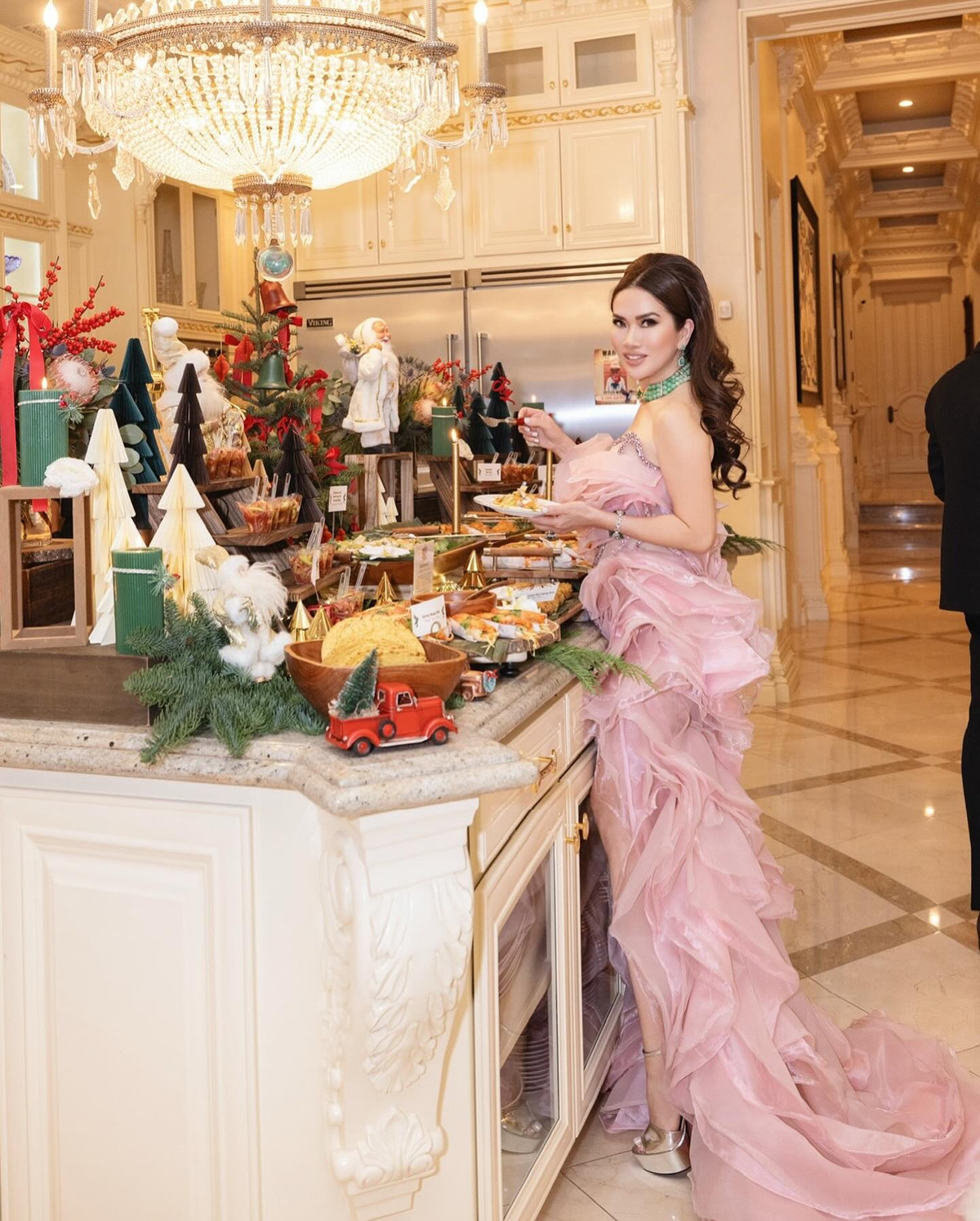 Nữ tỷ phú gốc Việt cũng tổ chức tiệc đón bạn bè đến dự với đủ loại bánh trái, đồ ăn sang chảnh. Ảnh: Mimi Morris