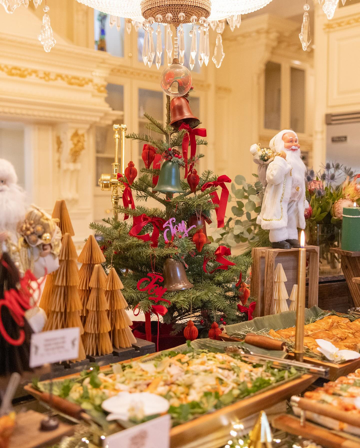 Góc nào trong nhà cũng được trang hoàng lộng lẫy. Ảnh: Mimi Morris