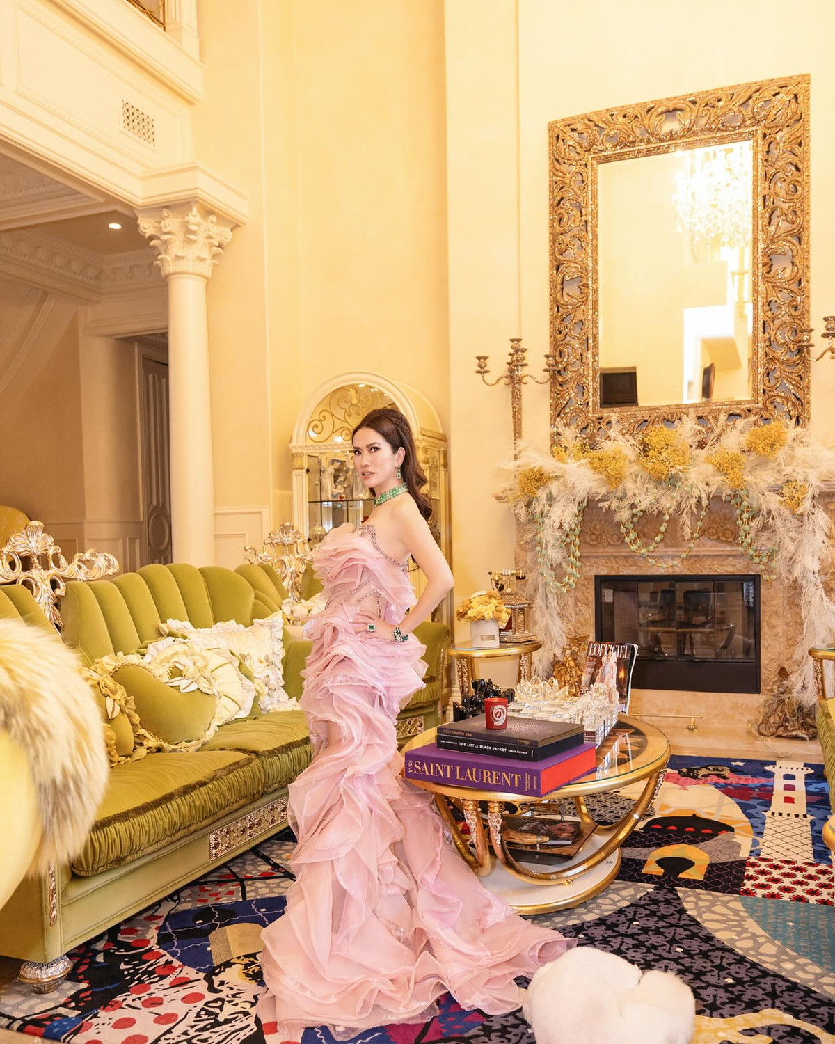 Không gian bên trong nhà sử dụng tone màu vàng và hồng chủ đạo. Ảnh: Mimi Morris