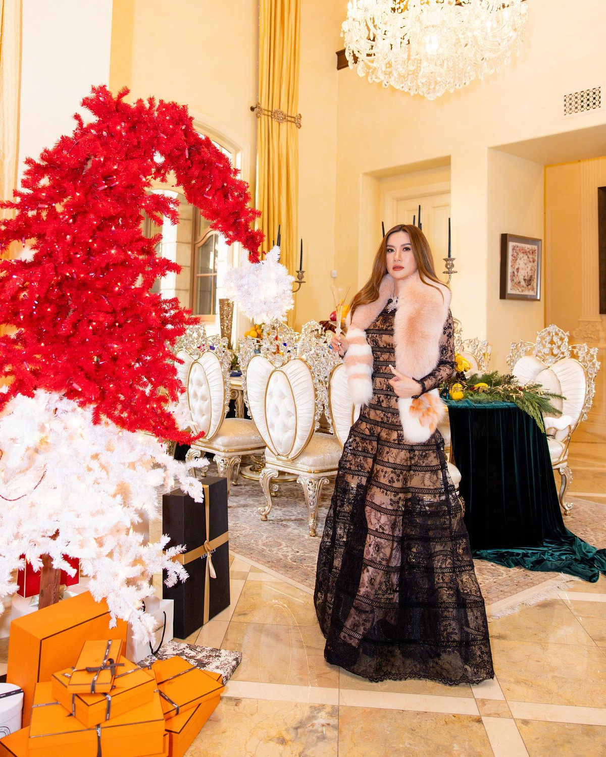 Những năm gần đây, nữ tỷ phú gốc Việt Mimi Morris phủ dày truyền thông trong nước với hình ảnh xa hoa, “đậm mùi tiền” trong biệt thự 35 triệu USD (tương đương hơn 800 tỷ đồng) ở Mỹ. Ảnh: Mimi Morris