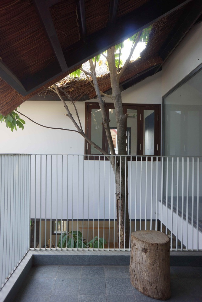  Mái nhà lợp bằng rơm cũng giúp điều chỉnh khí hậu trong nhà. Ảnh: Sơn Vũ