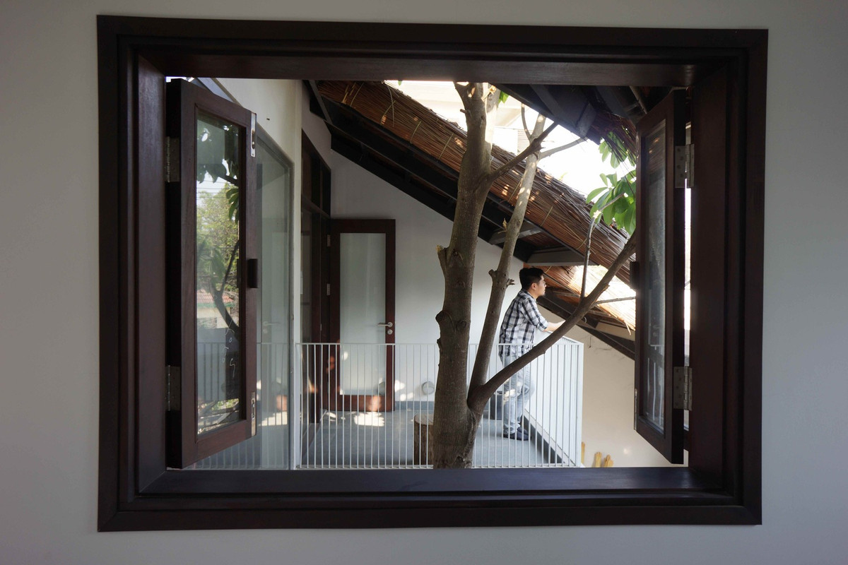 Tấm pin mặt trời đặt trên đỉnh mái nhà và giảm mức tiêu thụ điện bằng cáp truyền tải. Ảnh: Sơn Vũ